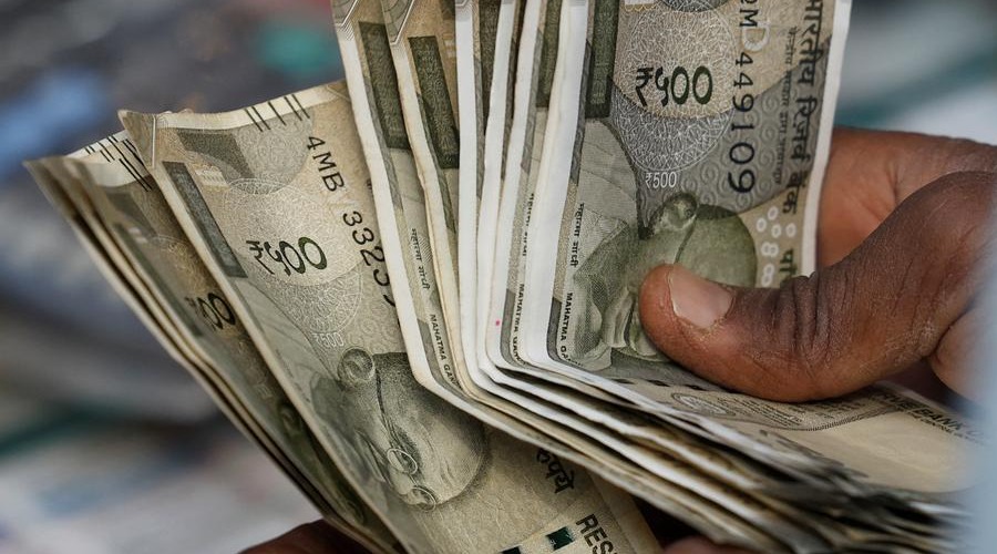 Rupee Nears Rs. 100: Could INR Weakness Give Indian Crypto Traders More Room to Withdraw Dollar Profits? Rupee Nears Rs. 100: Could INR Weakness Give Indian Crypto Traders More Room to Withdraw Dollar Profits?
